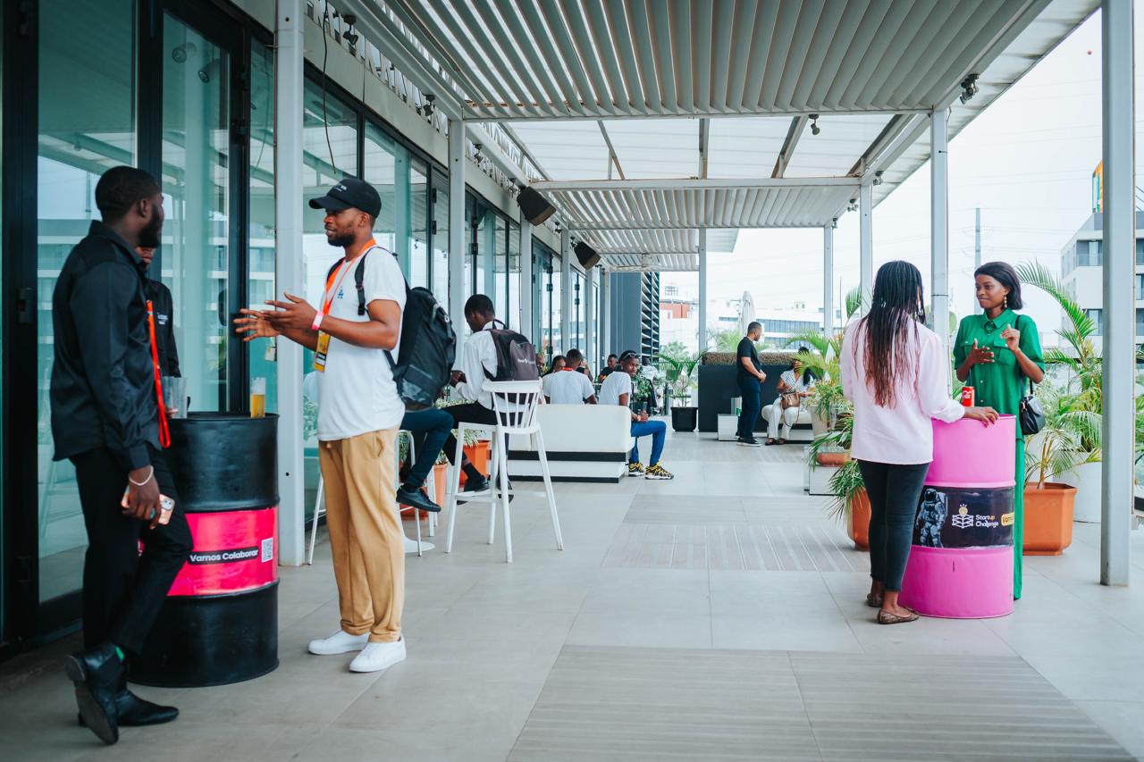 Pessoas se divertindo no Night Summit no Rio de Janeiro.